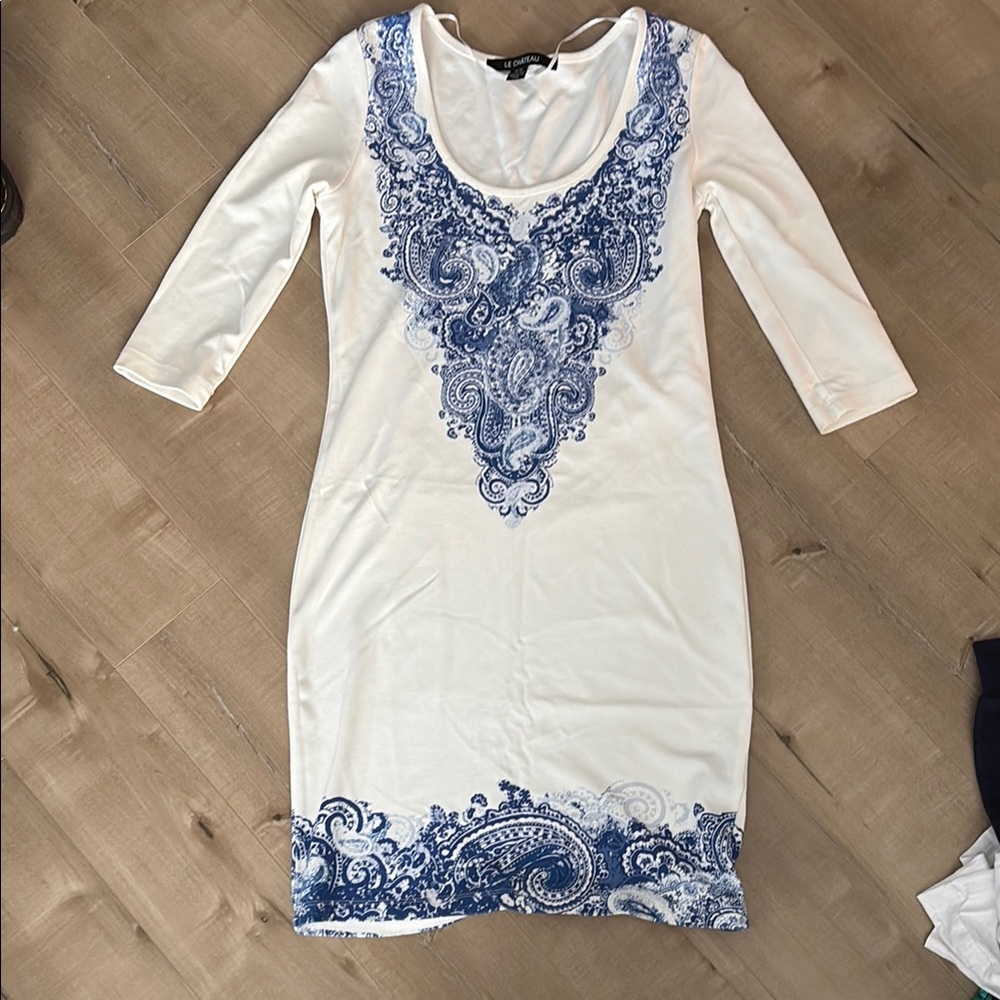 Le Chateau White and Blue Sheath Dress with Scoop Neck